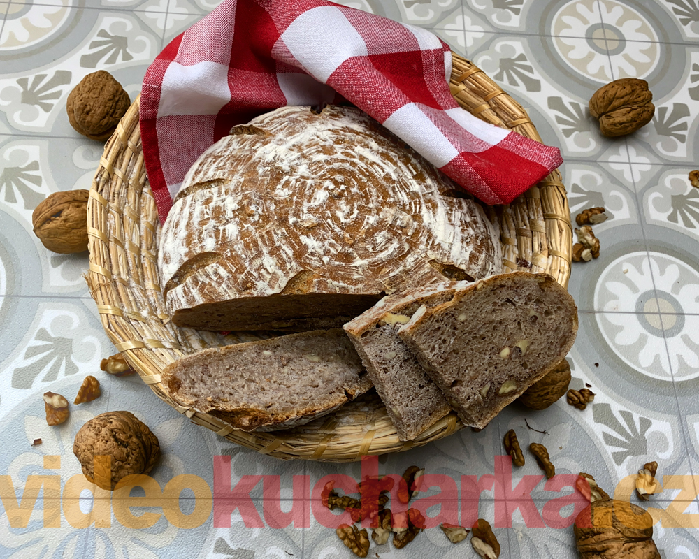 Kváskový chléb s ořechy